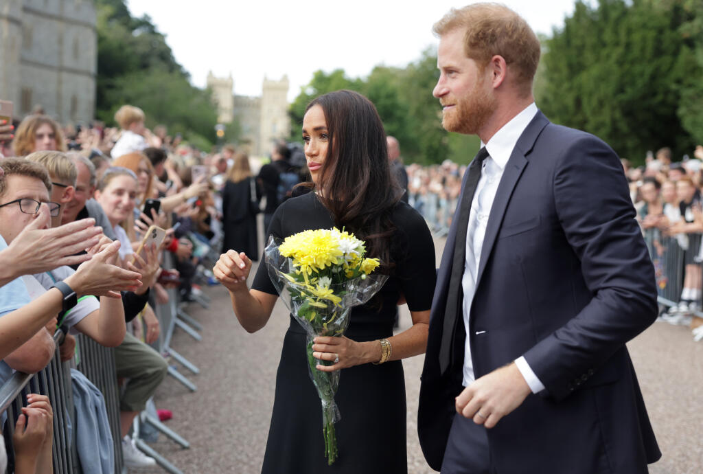 Princ Harry a vojvodkyňa Meghan pred hradom Windsor.