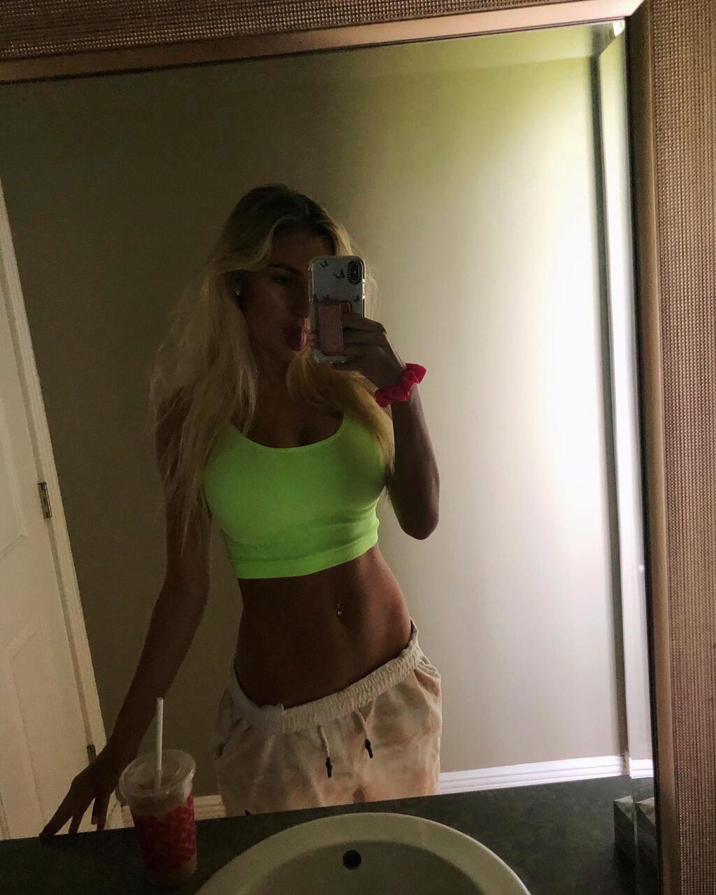 Sexi volejbalistka Kayla Simmonsová sa rada ukazuje v plavkách s tým, čo jej matka príroda nedelila.