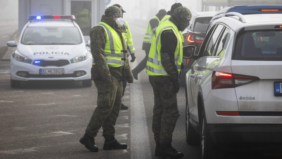 Polícia od stredy posilnila a zintenzívnila kontroly na hraniciach s Maďarskom, Rakúskom, Českom aj Poľskou republikou. Pri kontrolách vypomáhajú  aj vojaci. Na snímke polícia spolu s vojakmi kontroluje hranice na slovensko - rakúskom hraničnom priechode Bratislava - Berg  3. marca 2021. FOTO TASR - Jaroslav Novák