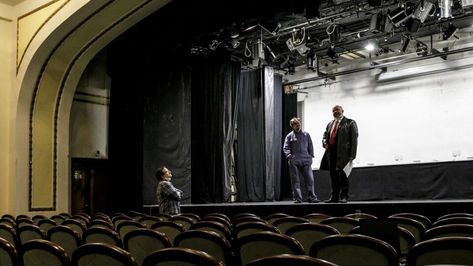 Na snímke zľava režisér Ondrej Spišák a herci Pavol Šimun a Marián Labuda počas skúšky pripravovanej inscenácie dramatika Friedricha Dürrenmatta Malér v Divadle Astorka Korzo´90 v Bratislave 6. mája 2021. FOTO TASR - Dano Veselský