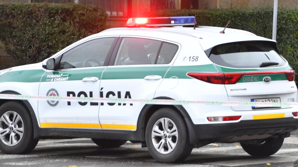 Na snímke policajná páska a policajné auto na bratislavskej Račianskej ulici, na ktorej obmedzili dopravu vo štvrtok 4. novembra 2021. Pred budovou Prezídia Policajného zboru sa našiel podozrivý predmet. FOTO TASR - Michal Svítok