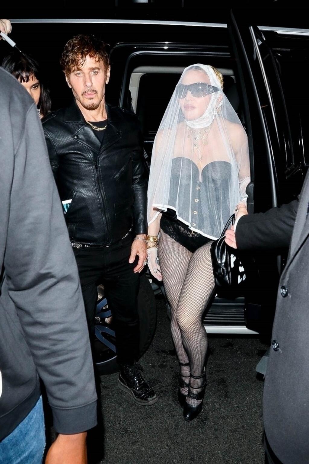 Madonna prišla na after party v svadobnom závoji.