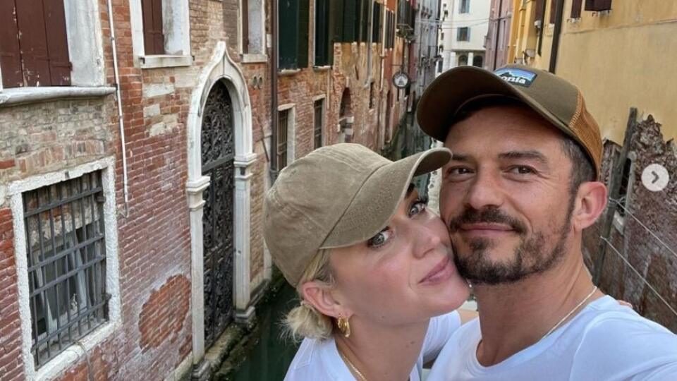 Slávna dvojica Katy Perry a Orlando Bloom sa tohtoročnú dovolenku rozhodli stráviť v romantických Benátkach, kam pricestovali počas uplynulého víkendu.