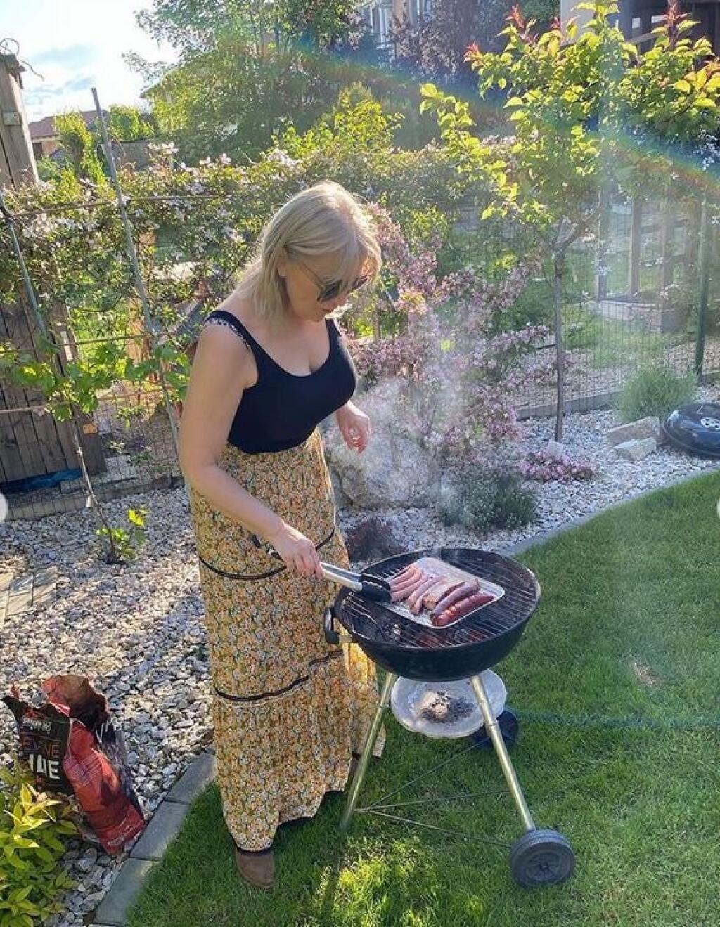 Záhrada herečky Zuzany Vačkovej je dokonalým relaxom - má tam terasu, hojdačku, bazén aj grilovanie.