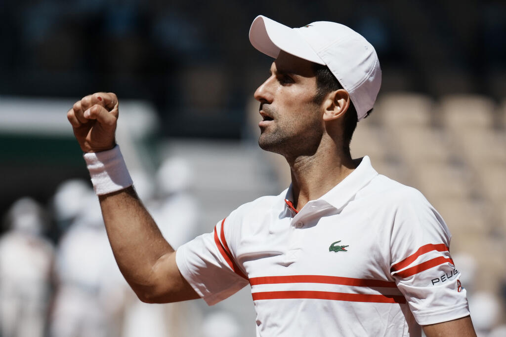 WA 61 Paríž - Srbský tenista Novak Djokovič reaguje počas finále mužskej dvojhry proti Grékovi Stefanosovi Tsitsipasovi na grandslamovom turnaji Roland Garros v Paríži 13. júna 2021. FOTO TASR/AP
Serbia's Novak Djokovic clenches his fist as he plays Stefanos Tsitsipas of Greece during their final match of the French Open tennis tournament at the Roland Garros stadium Sunday, June 13, 2021 in Paris. (AP Photo/Thibault Camus)