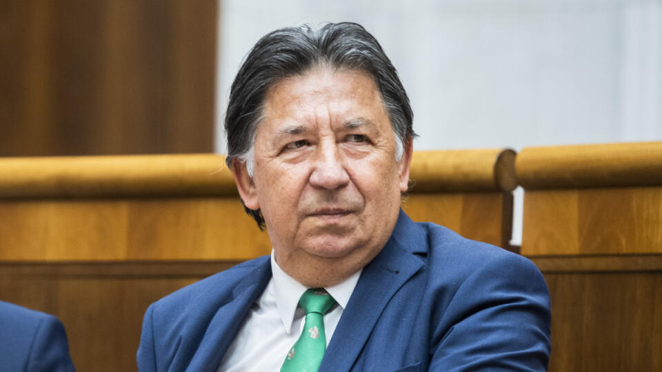 Na snímke minister životného prostredia SR Ján Budaj (OĽaNO) počas mimoriadnej schôdze parlamentu v Bratislave 23. júna 2022. Opozícia chce na nej odvolávať ministra životného prostredia Jána Budaja. Vyčíta mu, že nezvláda manažovanie situácie s medveďom hnedým. Schôdzu iniciovali nezaradení poslanci okolo Miroslava Suju. Okrem nich návrh podpísali poslanci Smeru-SD. FOTO TASR - Jaroslav Novák