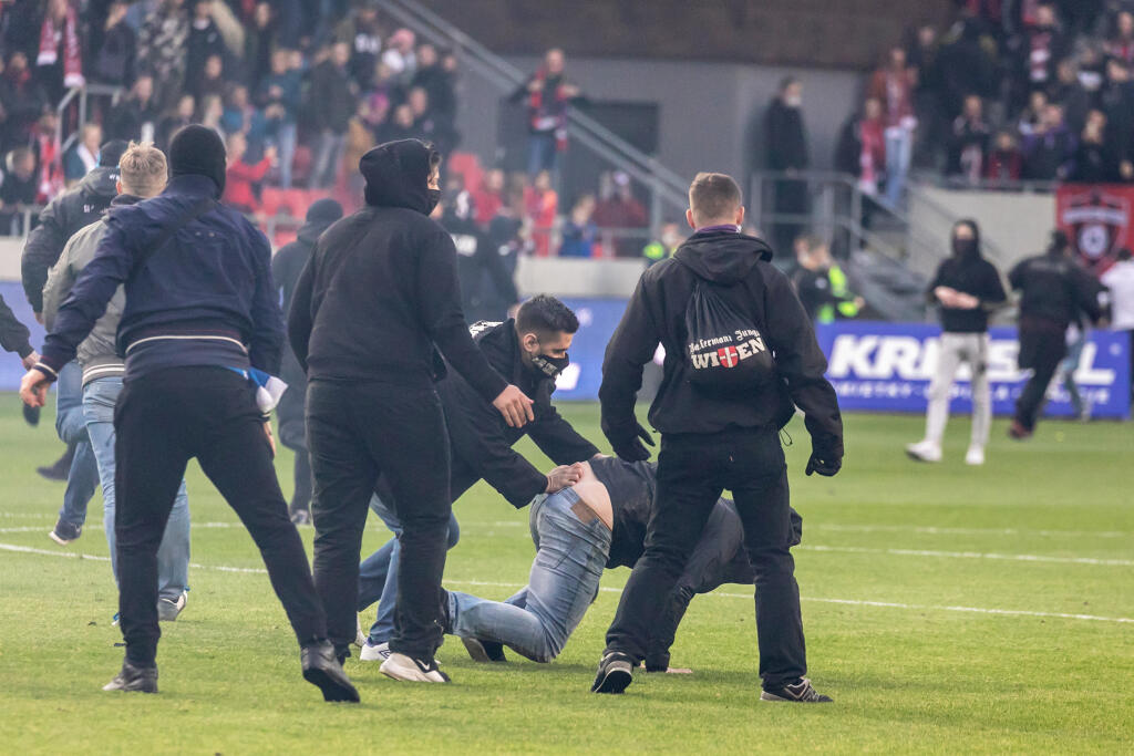 Takto to vyzeralo počas jesenného derby Trnavy so Slovanom. Zo zápasu sa odohrala len necelá štvrťhodina, po nej sa z ihriska stalo bojisko chuligánov.