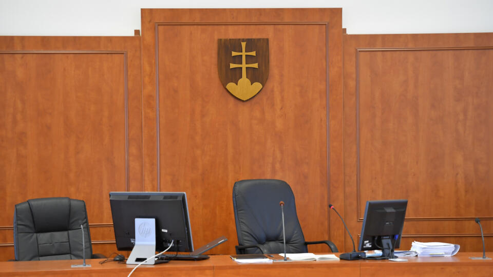 Pohľad na prázdne stoličky v súdnej sieni pred hlavným pojednávaním v kauze vraždy novinára Jána Kuciaka a jeho snúbenice Martiny Kušnírovej na Špecializovanom trestnom súde v Pezinku 3. septembra 2020. FOTO TASR - Jaroslav Novák