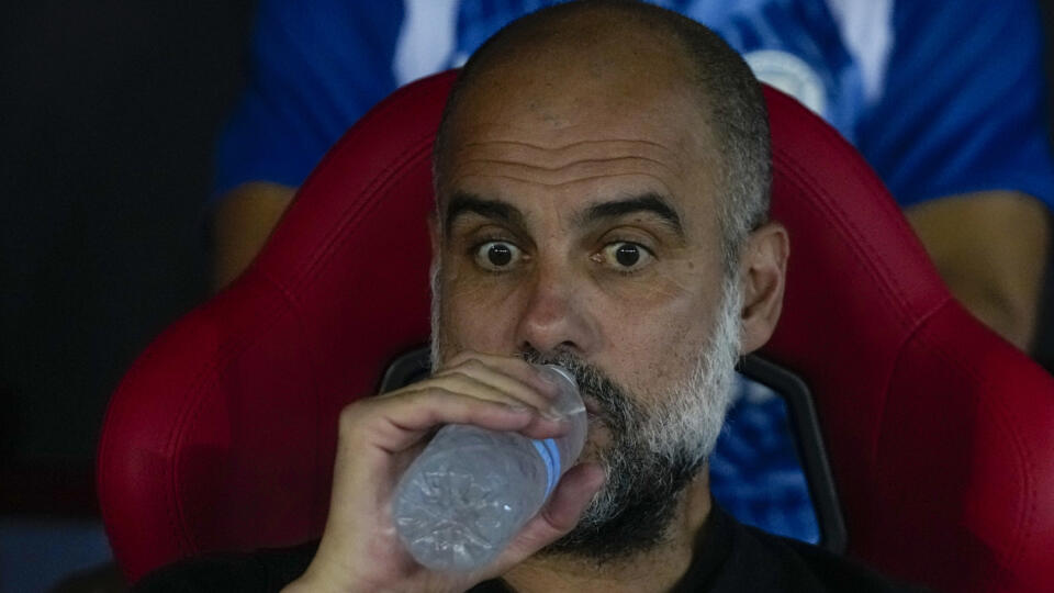 WA 33 Pireus - Tréner Manchestru City Pep Guardiola pije minerálku pred zápasom o Superpohár UEFA Manchester City - FC Sevilla v gréckom Pireu v stredu 16. augusta 2023. Futbalisti Manchestru City chcú odštartovať účinkovanie v novej sezóne európskych súťaží ziskom Superpohára UEFA. Úradujúci víťazi Ligy majstrov nastúpili v stredu o 21.00 h proti FC Sevilla - šampiónovi Európskej Ligy. FOTO TASR/AP
Manchester City's head coach Pep Guardiola looks out from the bench ahead of the UEFA Super Cu
