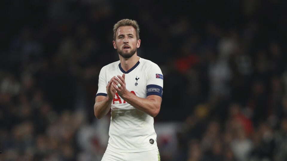 KK10 Londýn - Harry Kane z Tootenhamu Hotspur ďakuje divákom po zápase B-skupiny 3. kola skupinovej fázy Ligy majstrov Tottenham Hotspur - Crvena zvezda Belehrad 22. októbra 2019 v Londýne. FOTO TASR/AP
Tottenham's Harry Kane applauds fans at the end of the Champions League, group B, soccer match between Tottenham and Red Star Belgrade, at the Tottenham Hotspur stadium in London, Tuesday, Oct. 22, 2019. (AP Photo/Ian Walton)