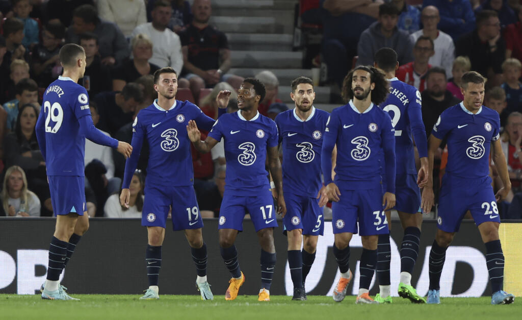 WA 55 Southampton - Futbalista Chelsea Londýn Raheem Sterling (uprostred) sa teší so spoluhráčmi po strelení gólu počas zápasu 5. kola Premier League FC Southampton - FC Chelsea v Southamptone v utorok 30. augusta 2022. FOTO TASR/AP
Chelsea's Raheem Sterling, centre, celebrates after scoring his side's opening goal during the English Premier League soccer match between Southampton and Chelsea at St Mary's Stadium, Southampton, England, Tuesday, Aug. 30, 2022. (AP Photo/Ian Walton)