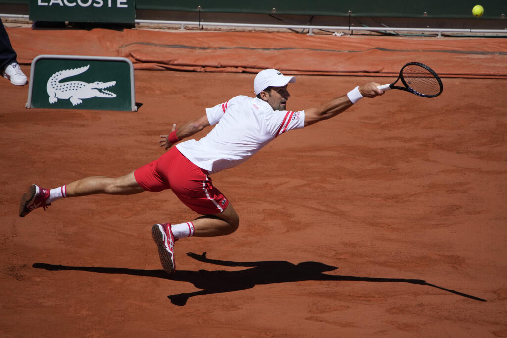 WA 70 Paríž - Srbský tenista Novak Djokovič odvracia úder Gréka Stefanosa Tsitsipasa vo finále mužskej dvojhry na grandslamovom turnaji Roland Garros v Paríži 13. júna 2021. FOTO TASR/AP
Serbia's Novak Djokovic reaches for the ball as he plays Stefanos Tsitsipas of Greece during their final match of the French Open tennis tournament at the Roland Garros stadium Sunday, June 13, 2021 in Paris. (AP Photo/Christophe Ena)
