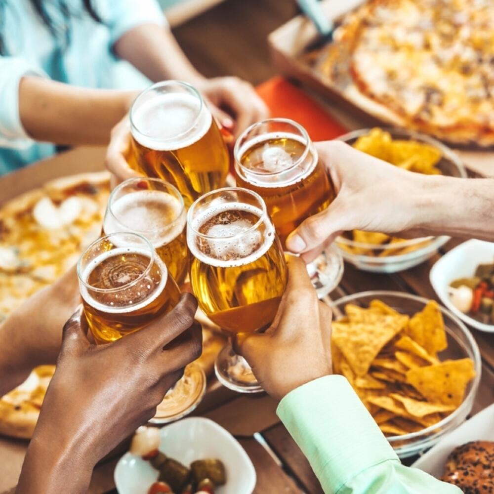 Pite s rozumom. To znamená nespoliehať sa na to, že vám pivo po pizzi rýchlejšie vyprchá.