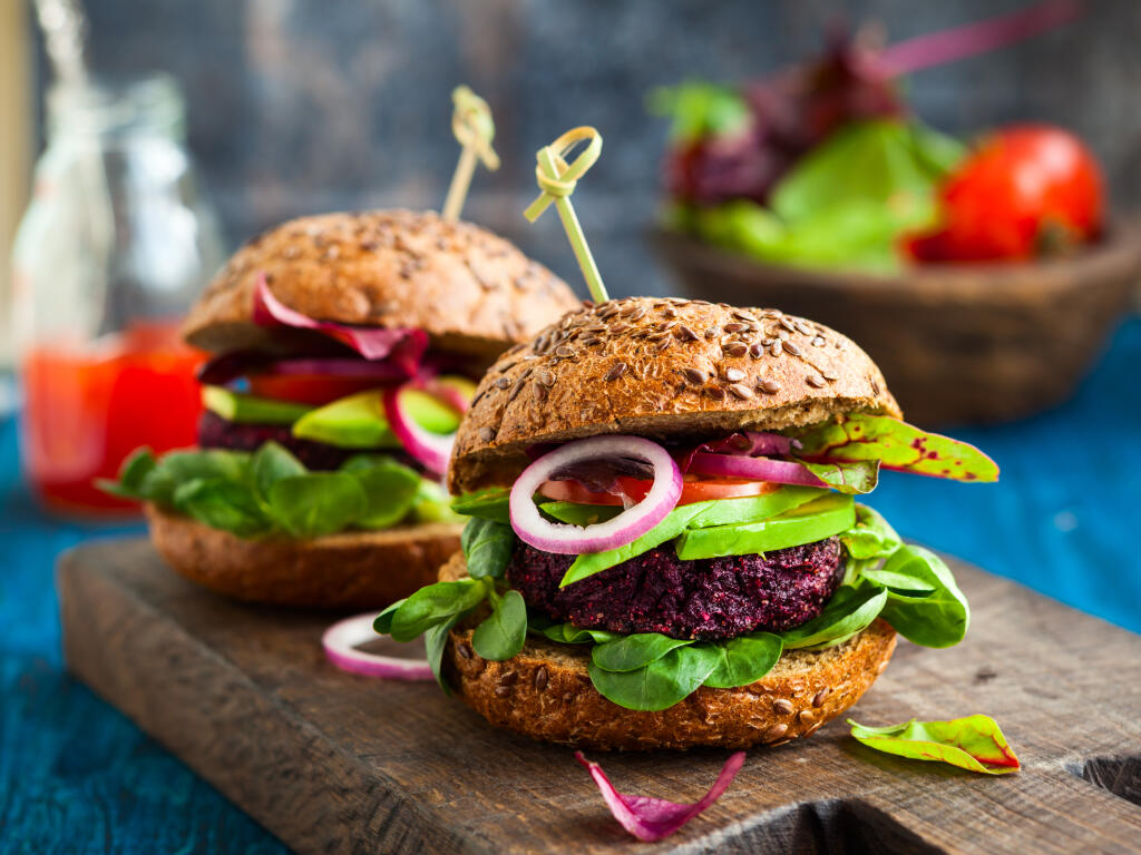 Burger grilujte na grile alebo pečte pri 190 stupňoch 20 minút v rúre.