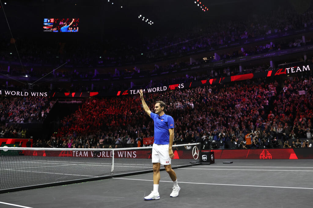 Po konci sa Federer neubránil slzám ani keď mával fanúšikom.