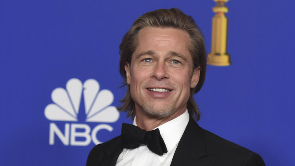 Americký herec Brad Pitt s cenou Najlepší herec vo vedľajšej úlohe za stvárnenie kaskadéra verného svojmu hercovi (v podaní Leonarda Di Capria) na 77. slávnostnom odovzdávaní cien Zlatý glóbus v americkom Beverly Hills v noci na 6. januára 2020.