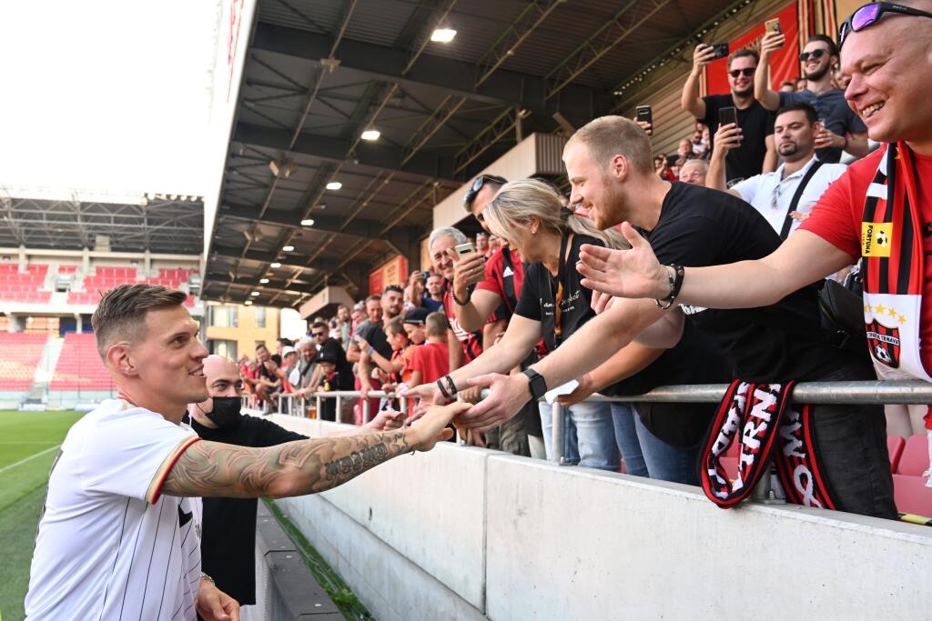 Na snímke nová posila Spartaka Martin Škrtel s fanúšikmi pri príležitosti podpisu zmluvy s FC Spartak Trnava a predstavení na Štadióne Martina Malatinského v Trnave v nedeľu 15. augusta 2021.