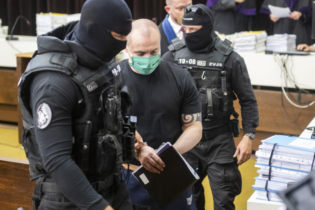 Na snímke odsúdený Tomáš Szabó odchádza z verejného zasadnutia na Najvyššom súde (NS) SR v kauze vraždy Jána Kuciaka a jeho snúbenice Martiny Kušnírovej v Bratislave 15. júna 2021. NS SR v utorok zrušil rozsudok Špecializovaného trestného súdu (ŠTS) zo septembra 2020, ktorým boli v kauze Kuciak spod obžaloby oslobodení Marian K. a Alena Zs. Vec vrátil späť na ŠTS tomu istému senátu. Zároveň uznal obžalovaného Tomáša Szabóa za vinného v prípade vraždy podnikateľa Petra Molnára. FOTO TASR - Jarosl