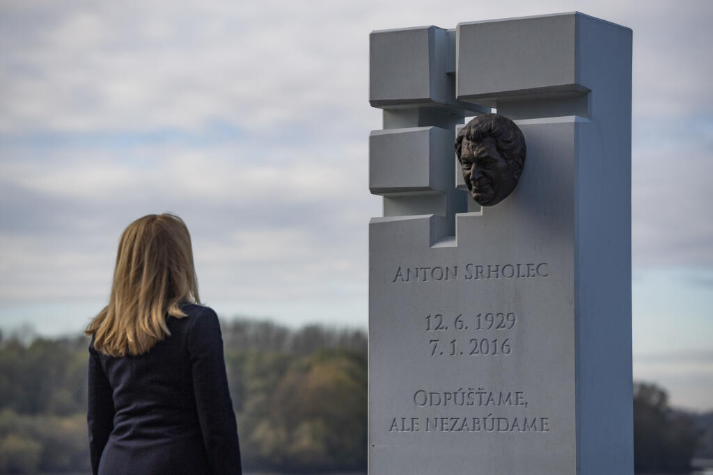 Na snímke prezidentka SR Zuzana Čaputová, ktorá si pripomenula obete komunistického režimu položením venca pri pamätníku Antona Srholca na Devíne v Bratislave 17. novembra 2020. FOTO TASR - Jaroslav Novák