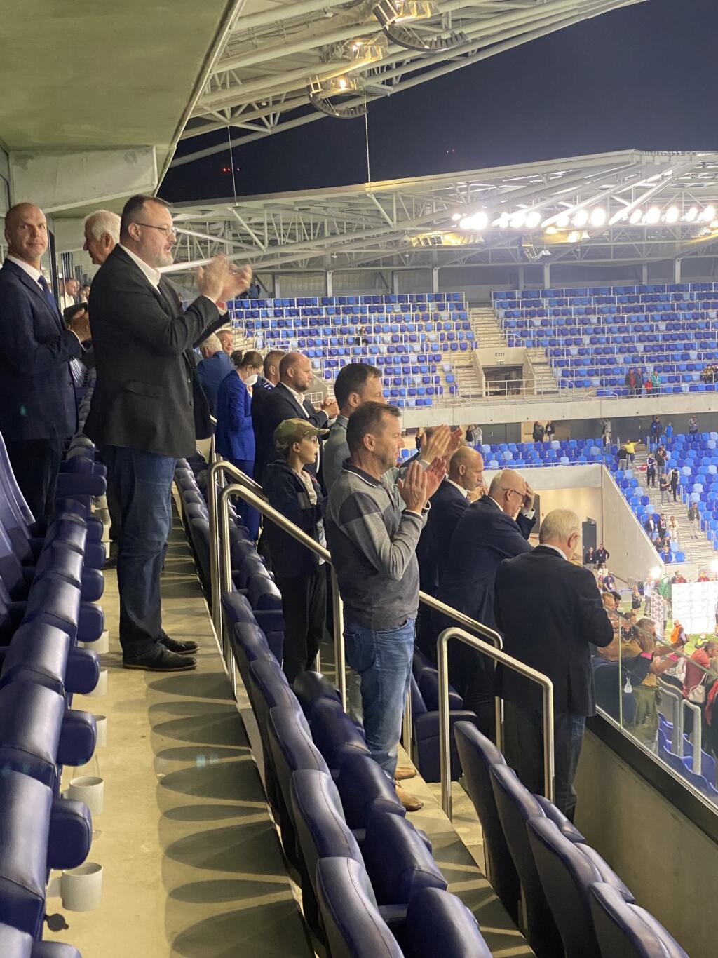 Aj minister Krajniak si prišiel pozrieť futbal.