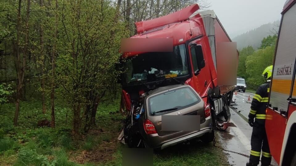 Medzi Ružomberkom a Donovalmi došlo k vážnej zrážke auta s kamiónom