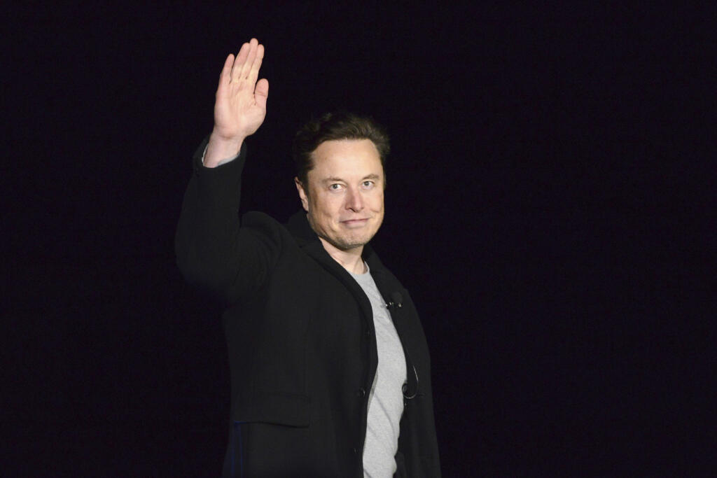 WA 8 archív Brownsville - Na archívnej snímke z 10. februára 2022 americký podnikateľ Elon Musk máva v Brownsville.   Spoločnosť Twitter amerického podnikateľa Elona Muska rozpustila v pondelok svoju Radu pre budovanie dôvery a bezpečnosti, teda poradnú skupinu takmer 100 nezávislých občianskych, ľudskoprávnych a ďalších organizácií, ktorú Twitter vytvoril v roku 2016. Jej cieľom bolo riešiť nenávistné prejavy na sociálnej sieti a rôzne ďalšie problémy ako zneužívanie detí, samovraždy či sebapoš