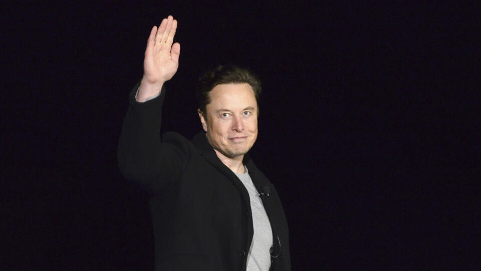 WA 8 archív Brownsville - Na archívnej snímke z 10. februára 2022 americký podnikateľ Elon Musk máva v Brownsville. Spoločnosť Twitter amerického podnikateľa Elona Muska rozpustila v pondelok svoju Radu pre budovanie dôvery a bezpečnosti, teda poradnú skupinu takmer 100 nezávislých občianskych, ľudskoprávnych a ďalších organizácií, ktorú Twitter vytvoril v roku 2016. Jej cieľom bolo riešiť nenávistné prejavy na sociálnej sieti a rôzne ďalšie problémy ako zneužívanie detí, samovraždy či sebapoš