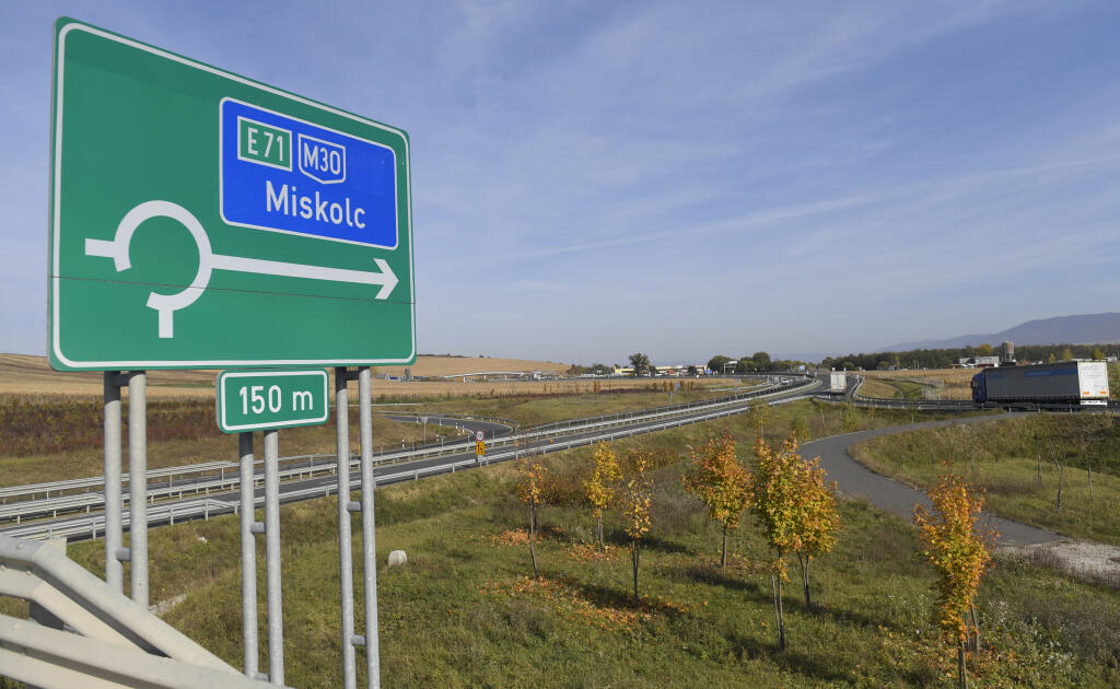Na východe Maďarska otvorili v utorok 26. októbra 2021 úsek diaľnice M30, spájajúcu Miškovec s maďarsko-slovenským hraničným priechodom v Tornyosnémeti. Snímka z diaľnice M30 od Miškovca po maďarsko-slovenský hraničný priechod v Tornyosnémeti. FOTO TASR – František Iván