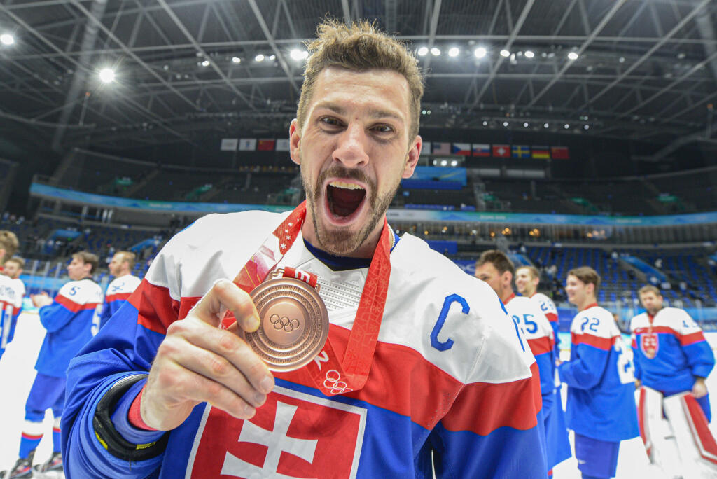 Slovenskí hokejisti spôsobili u nás po zisku bronzových medailí zo ZOH po víťazstve nad Švédskom 4:0 v semifinále doslova hystériu šťastia.