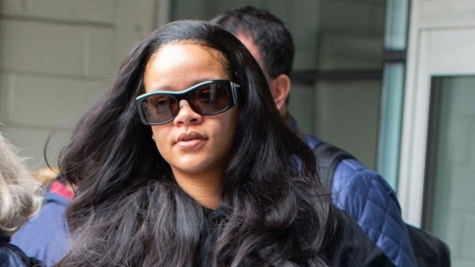 Rihanna s obľúbeným kúskom medzi celebritami - kabelkou Christian Dior a jej menom.