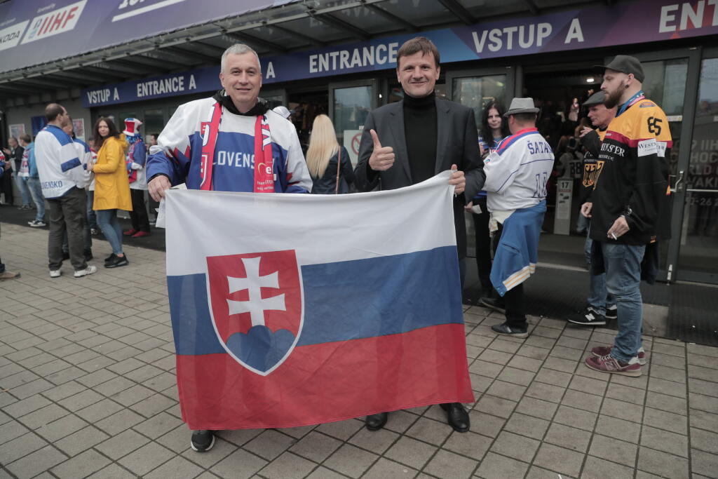 Alojz Hlina a jeho prekvapenie pre hokejistov: slovenská vlajka na tribúne.