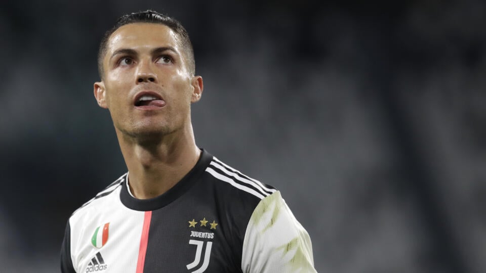 JB 47 Turín - Hráč Juventusu Cristiano Ronaldo reaguje vo futbalovom zápase odvety semifinále Talianskeho pohára Juventus Turín - AC Miláno v Turíne 12. júna 2020. FOTO TASR/AP

Juventus' Cristiano Ronaldo during an Italian Cup second leg soccer match between Juventus and AC Milan at the Allianz stadium, in Turin, Italy, Friday, June 12, 2020. The match was being played without spectators because of the coronavirus lockdown. (AP Photo/Luca Bruno)