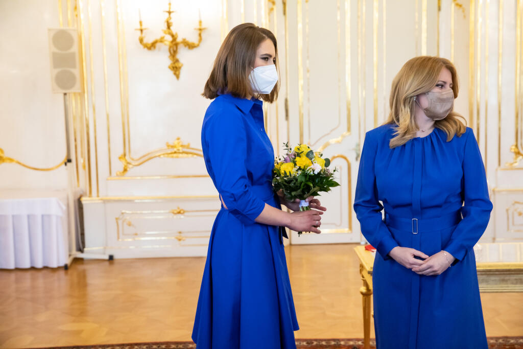 Petra aj prezidentka sa nahodili do modrých šiat a obe sa na tom dobre pobavili.