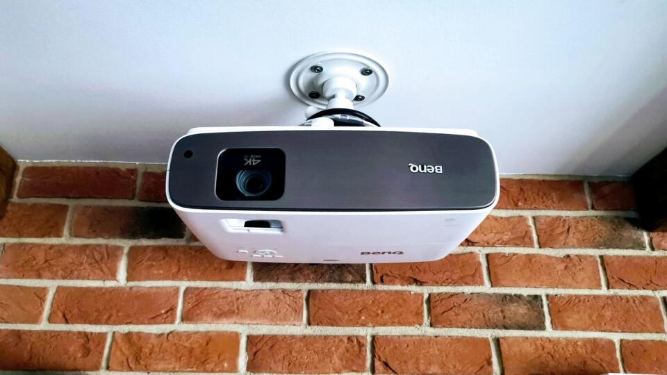 BenQ W2700 na strope