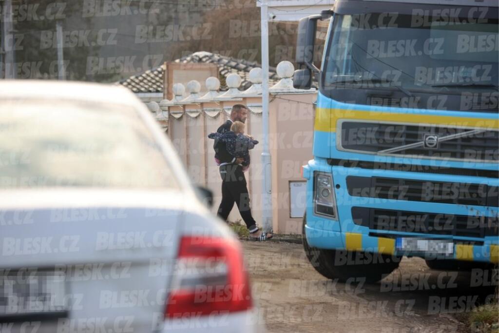 Vémola odnieslo z auta dcérku Lili.