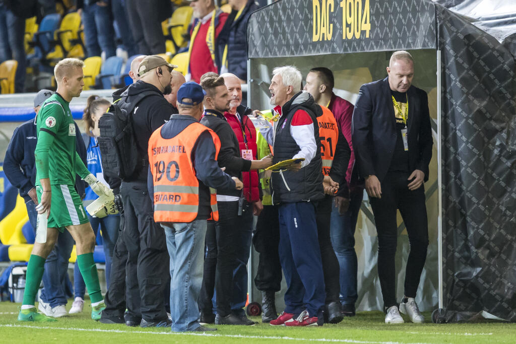 Futbalové kluby už majú od vlády povolenie opäť zarezávať naplno.