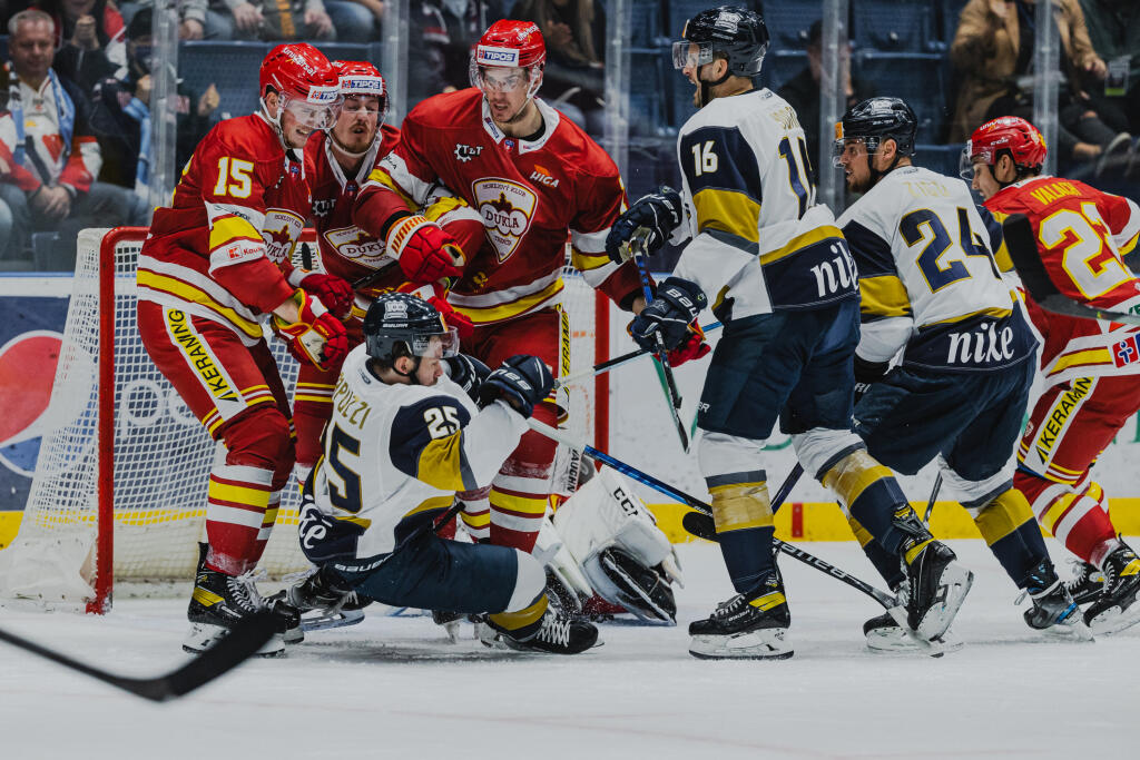 Na snímke Wiliam Rapuzzi (Slovan) a Pierre Crinon (Trenčín) počas zápasu 1.kola Tipos Extraligy 2021/2022 medzi HC Slovan Bratislava a HK Dukla Trenčín.