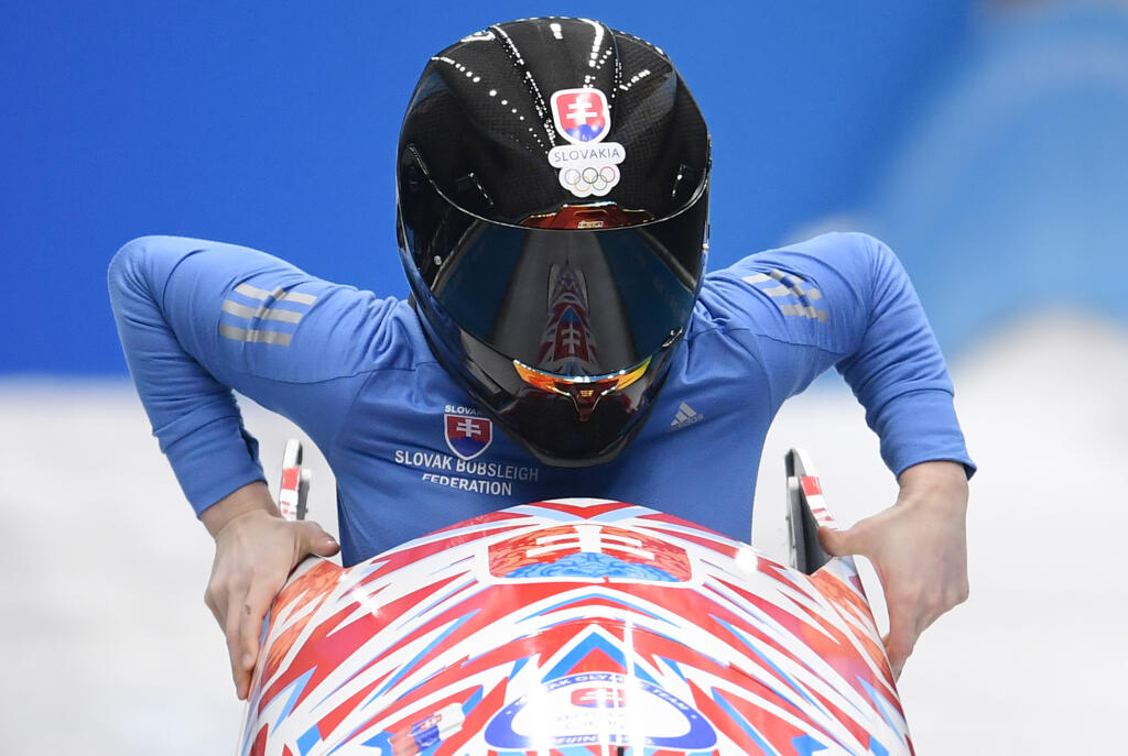 Na snímke slovenská bobistka Viktória Čerňanská počas prvej tréningovej jazdy v novej olympijskej disciplíne monoboby žien v Jen-čchingu počas ZOH 2022 v Pekingu vo štvrtok 10. februára 2022.