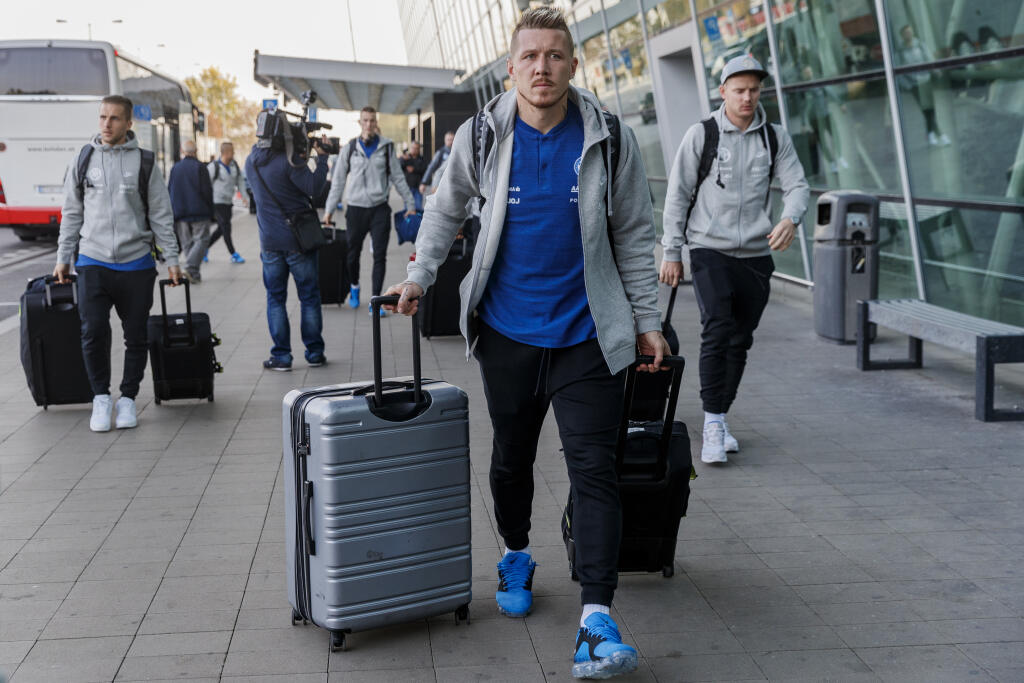 Slovenskí futbalisti odleteli na prípravný zápas do Švédska.