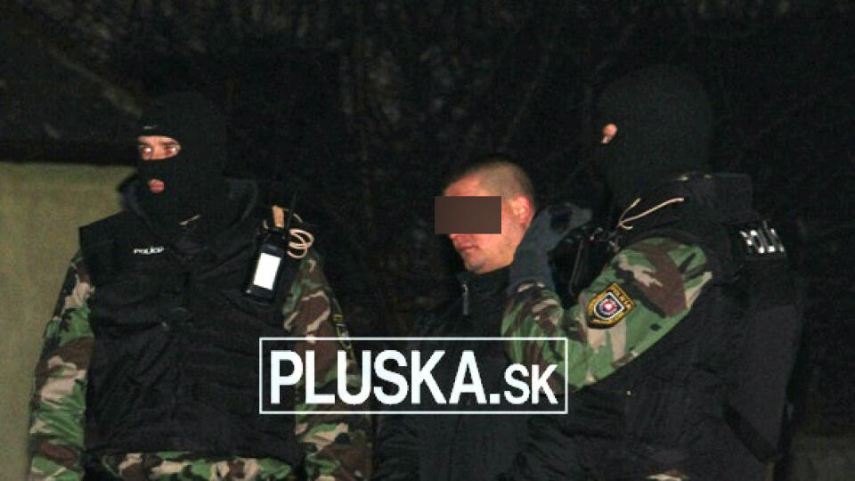 Zadržaný. Muža v čiernom
Audi, z ktorého sa podľa
svedkov strieľalo, chytili pár
hodín po vražde kukláči.