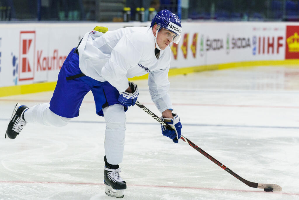 Slovenská hokejová reprezentácia absolvovala ranné rozkorčulovanie pred zápasom A skupiny hokejových Majstrovstiev sveta IIHF 2019 proti Veľkej Británií. Na snímke Dávid Bondra.