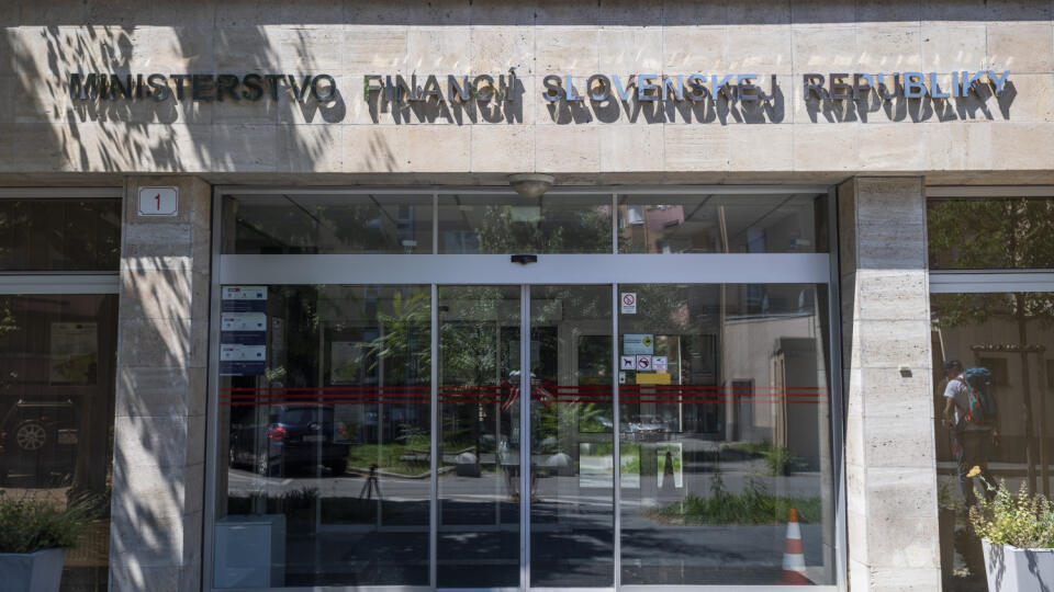 exteriér budova vstup vchod nápis Ministerstvo financií Slovenskej republiky Štefanovičova ulica