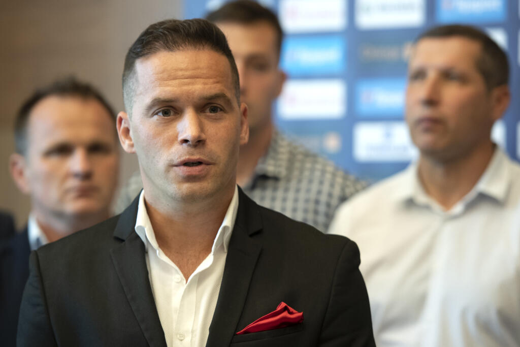 Na snímke prezident hokejového klubu Bratislava Capitals Dušan Pašek počas tlačovej konferencie zástupcov prvoligových hokejových klubov.