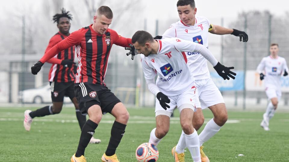 Na snímke zľava hráč Trnavy Samuel Benovič a hráči Trenčína Martin Šulek, Achraf El Mahdioui  počas prípravného zápasu zimnej Tipsport ligy medzi FC Spartak Trnava a AS Trenčín v Trnave v utorok 12. januára 2021. FOTO TASR - Lukáš Grinaj