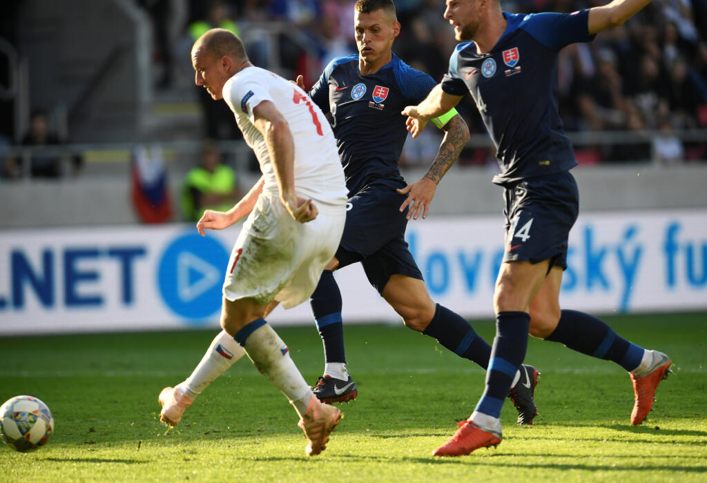 Takto to vyzeralo na trávniku a na tribúnach počas zápasu Slovensko - Česko.