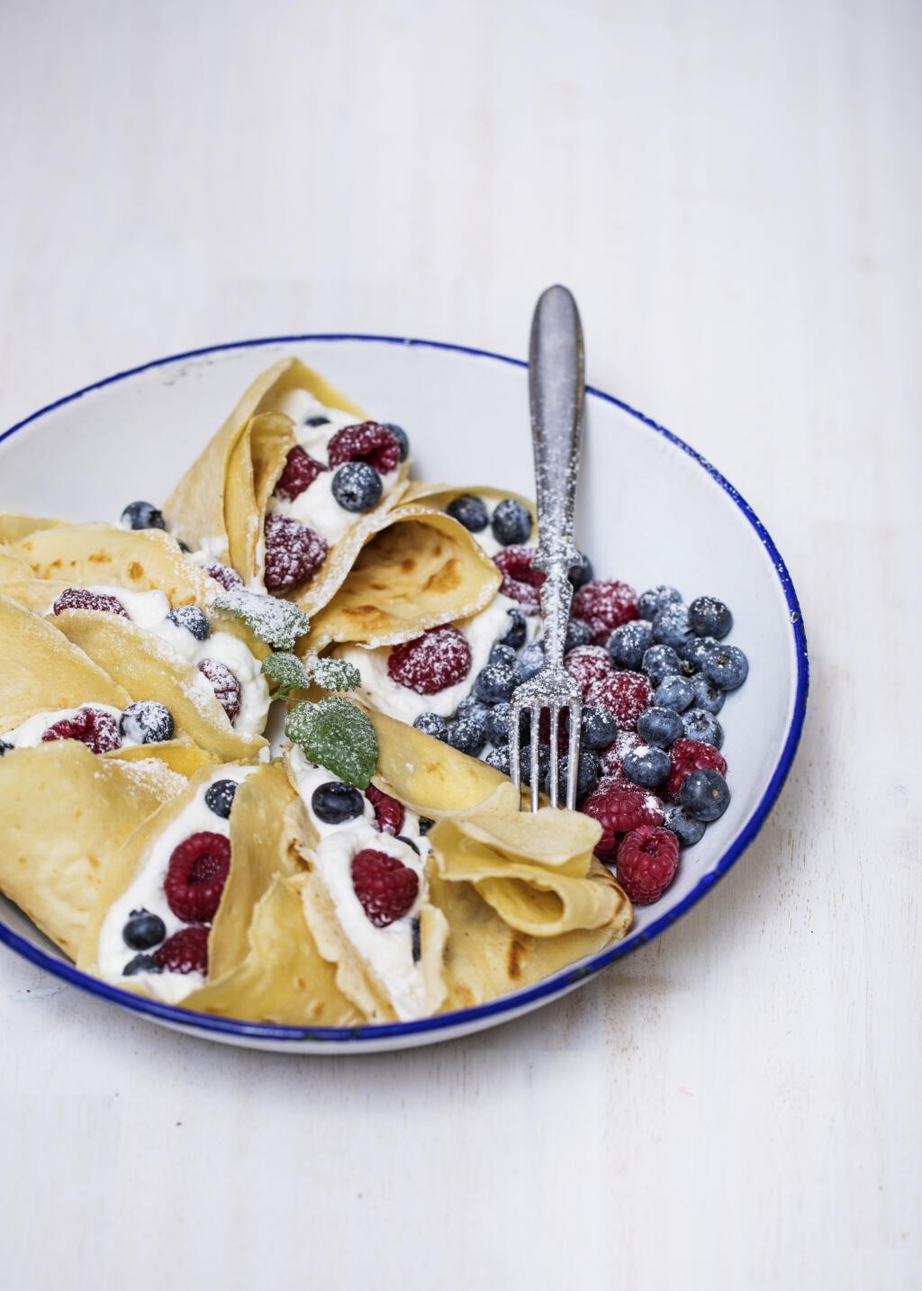orieskove palacinky s medovou slahackou a ovocim