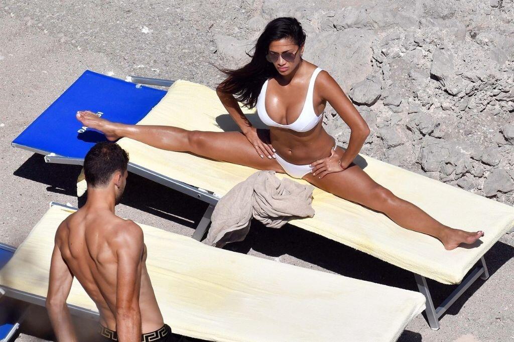Majú na seba máločasu, ale ke´d vyrazia na spoločnú dovolenku, tak to stojí za to. Pred dvomi rokmi speváčka Nicole Scherzingerová a tenista Grigor Dimitrov vyrazili na romantickú dovolenku na Capri. Naprv Nicole ukazovala čo dokáže s nohami a potom prišiel na rad Bulhar. Ten ihneď našiel malú štrbinku v plavkách bývalej členky Pussycat Dolls.