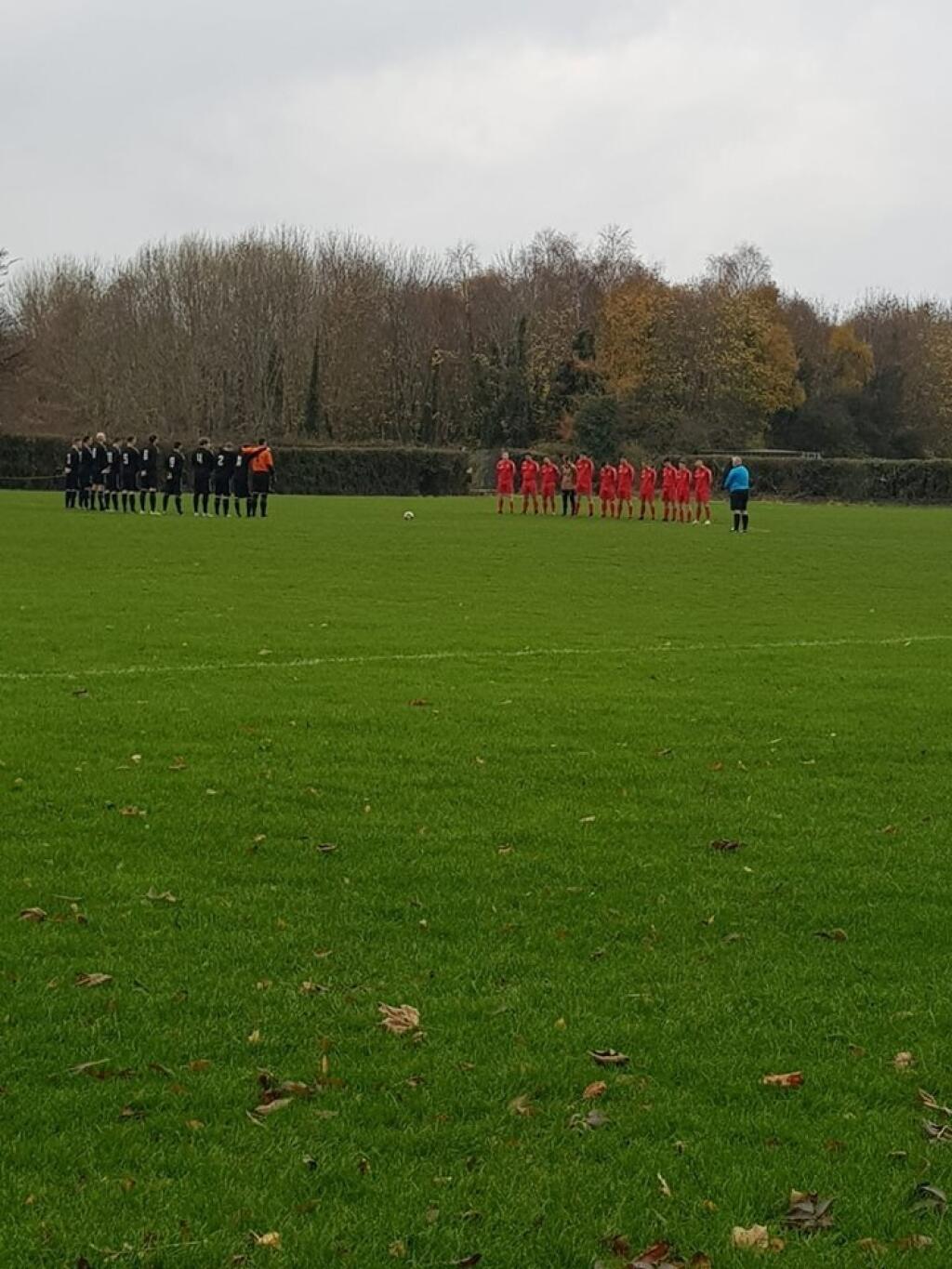 Dublin - Futbalové kluby v Leinster Senior League v Írsku si pred víkendovými zápasmi uctili minútou ticha Fernanda Nuna La Fuenteho. Hráč amatérskeho tímu FC Ballybrack údajne utrpel vo štvrtok smrteľné zranenia pri autonehode, avšak ako sa ukázalo, je živý a zdravý.