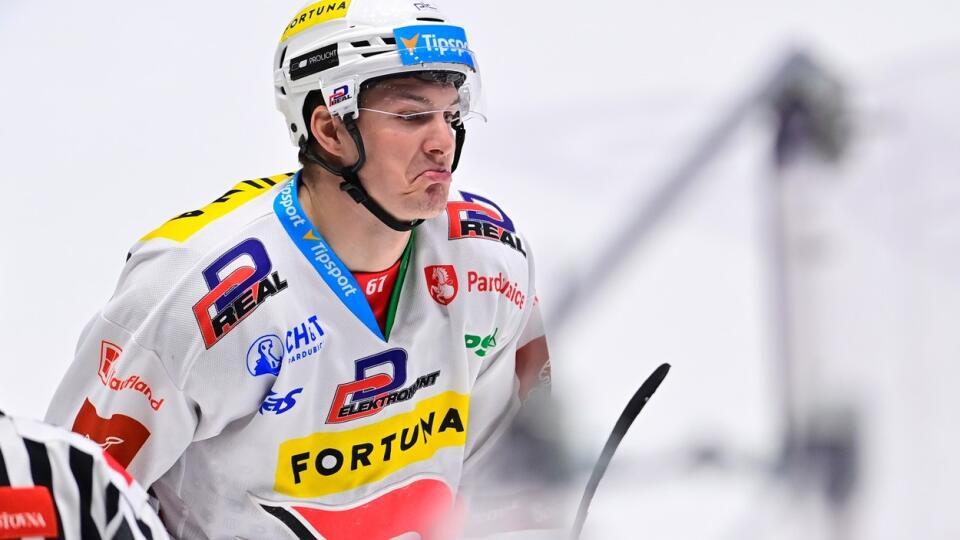 Slovenský hokejista Matej Paulovič z českého tímu HC Dynamo Pardubice