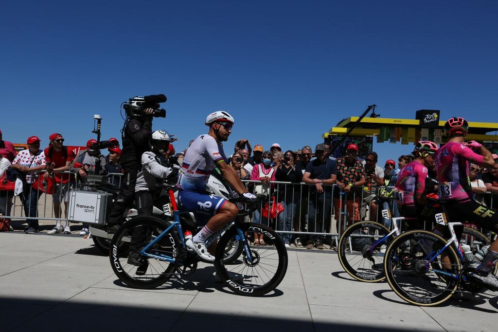 Peter Sagan pred štartom utorkovej 4. etapy. Slovenský cyklista takmer nestihol jej štart, keďže pár minút pred ním ešte rozdával fanúšikom podpisy a fotky.
